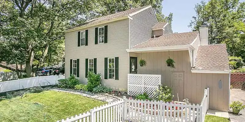 Wayne House: 295 Sugartown Rd
