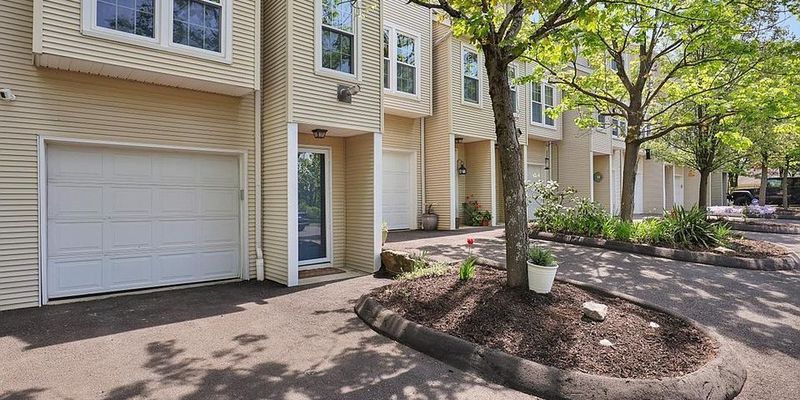 Waterbury House: 380 Hitchcock Rd