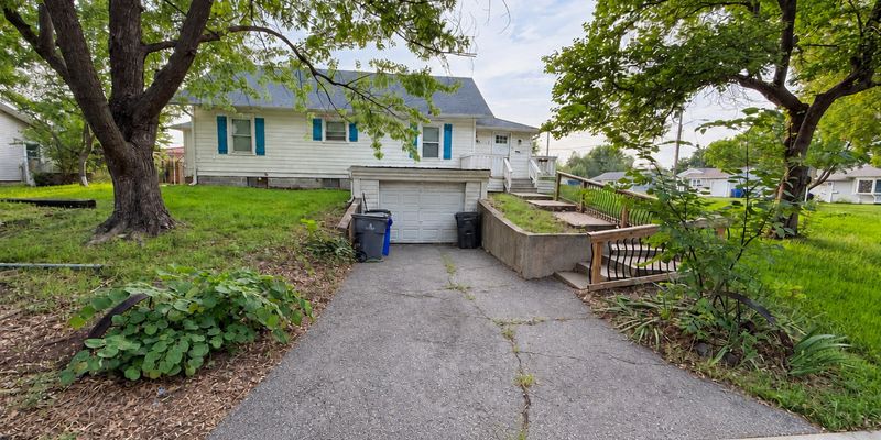 Olathe House: 538 E Prairie St