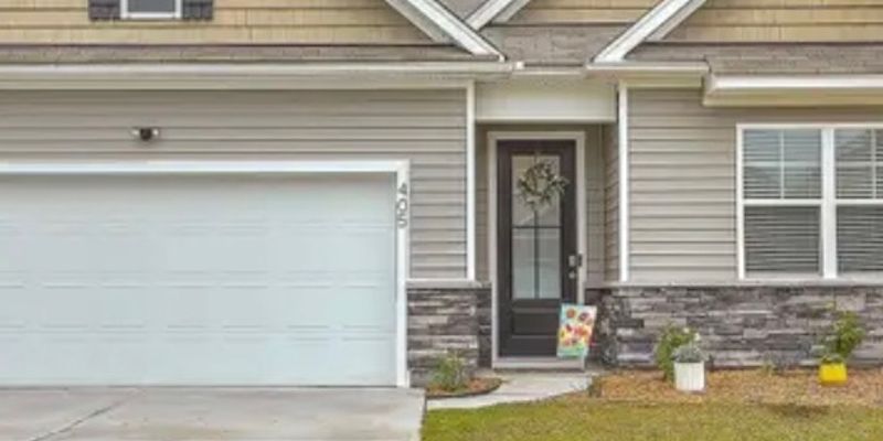 Summerville House: 405 Bering Ln