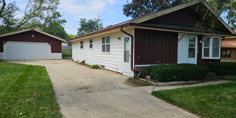 Milwaukee House: 6323 N 104th St