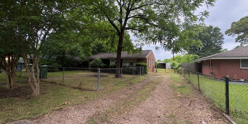 Montgomery House: 325 3rd St