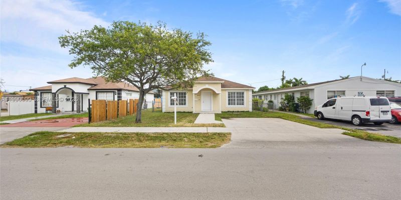 Hallandale Beach House: 841 NW 10th St