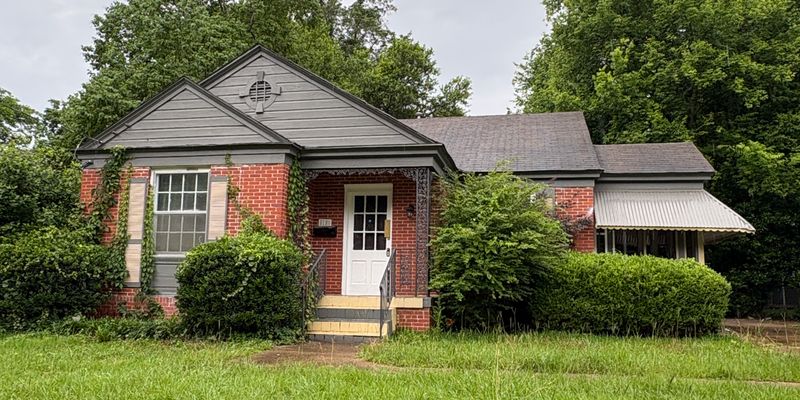 Montgomery House: 18 Oak Forest Dr