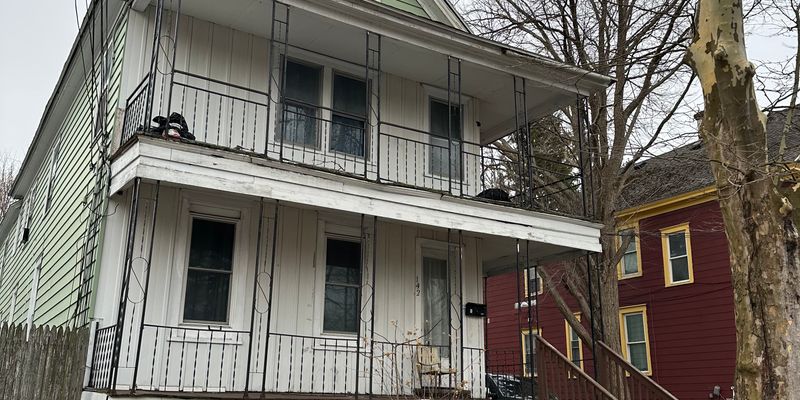 Syracuse Apartment: 140/142 Grumbach Ave