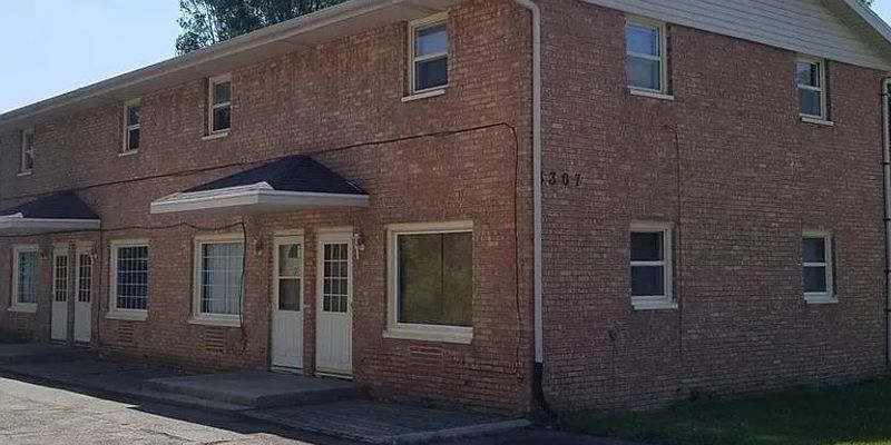 Rockford Apartment: 3307 Searles Ave