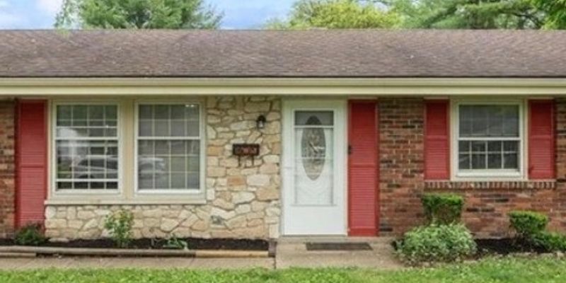 Bellbrook House: 215 Pinegrove Dr