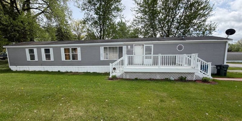 Muscatine House: 4931 Abrams Dr
