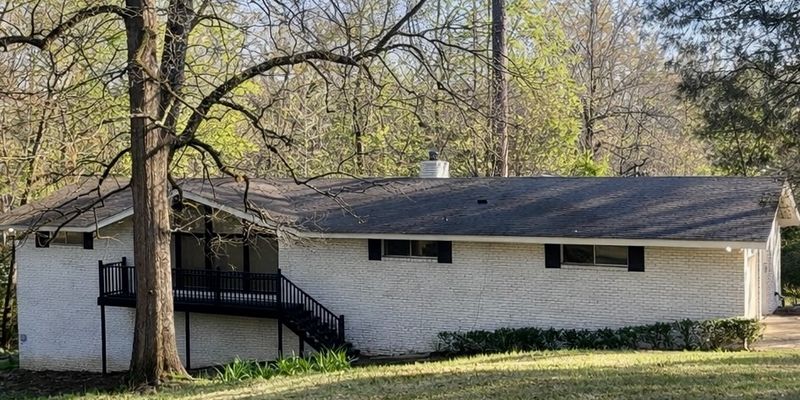 Columbus House: 323 Forrest Glen Rd