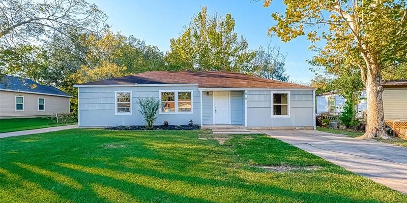 La Marque House: 515 Bluebonnet Dr