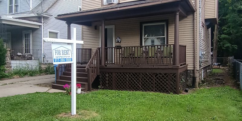 Lansing Apartment: 1120 North Chestnut Street