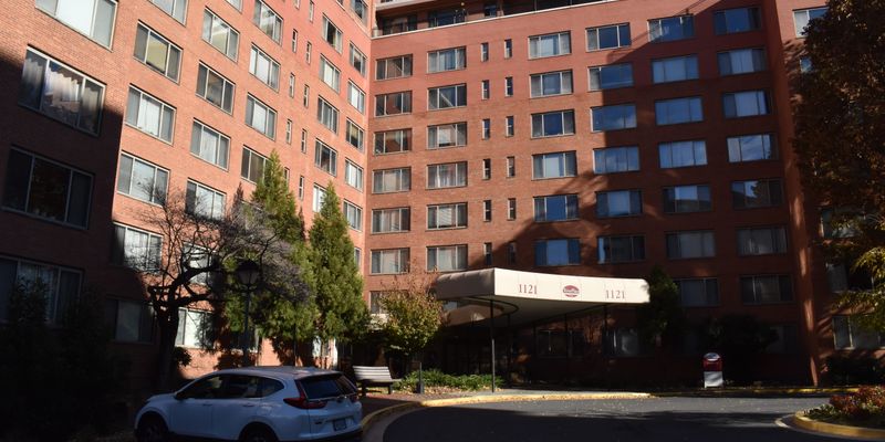 Arlington Apartment: 1011 Arlington Blvd