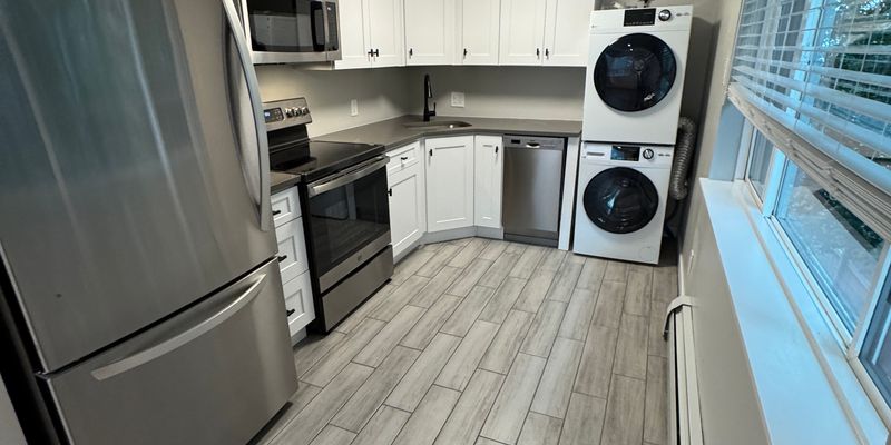 Lakewood Apartment: 1960 Eaton St