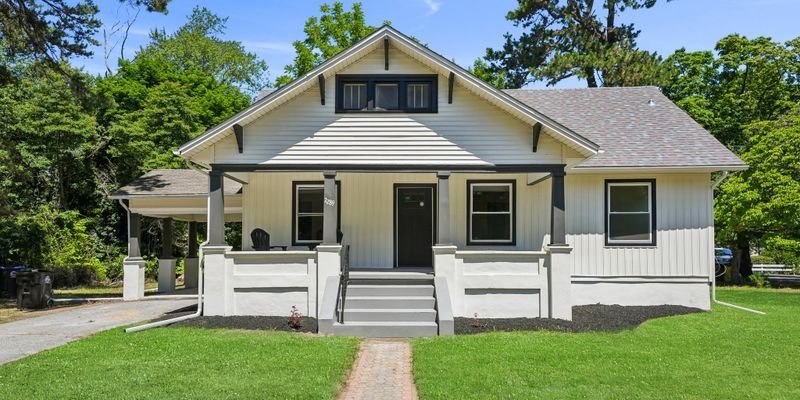 Waterford House: 2289 Almira Ave