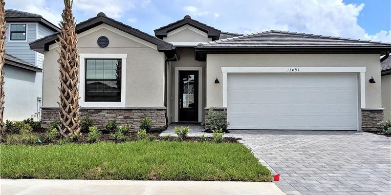 Fort Myers House: 13872 Pine Lodge Ln