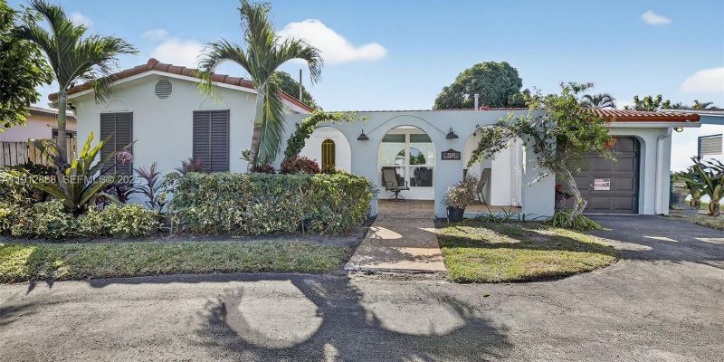 Miramar House: 7920 Alhambra Blvd