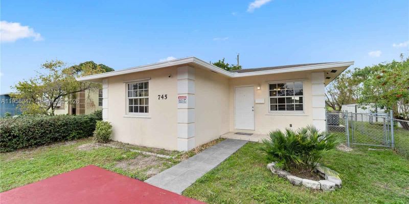Hallandale Beach House: 745 NW 3rd Ct