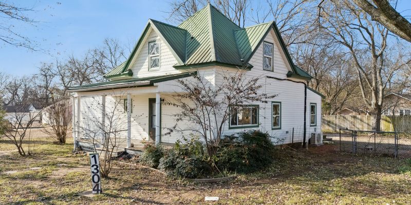 Stillwater House: 1304 S Husband St