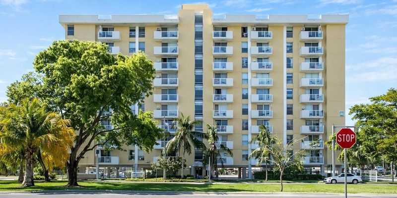 North Miami Apartment: 2020 NE 135th St