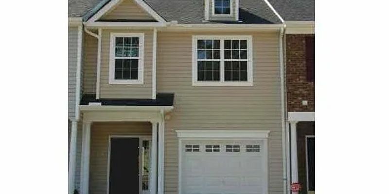 Raleigh House: 3067 Settle in Lane