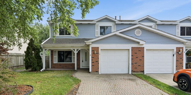 Glendale Heights House: 15 Brittany Ln