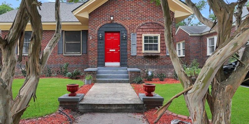 Savannah House: 617 E 49th St