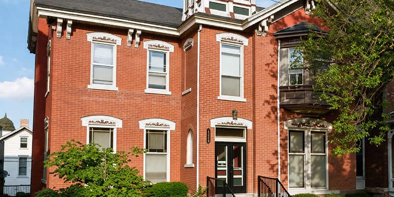 Dubuque Apartment: 1330 Locust St