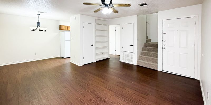 Lockhart Apartment: 115 S Frio St