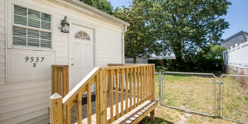 Norfolk House: 9537 20th Bay St