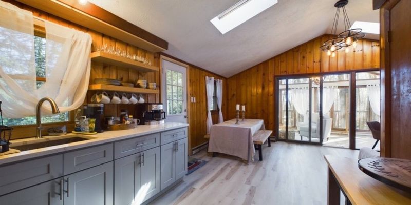 Monroe County House: 206 Orono Dr