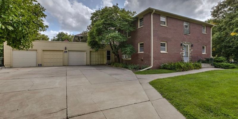 Lincoln Apartment: 1901 E St