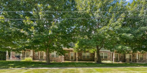 01-101 1894_N_Dubuque_Rd.jpg