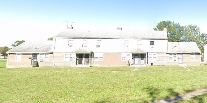 Lorain House: 908 S Central Dr