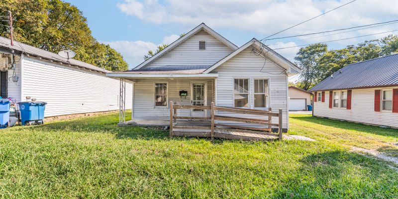 Glasgow House: 403 McKenna St