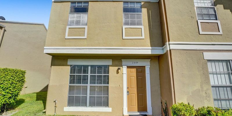 Hollywood House: 2884 S Cambridge Ln