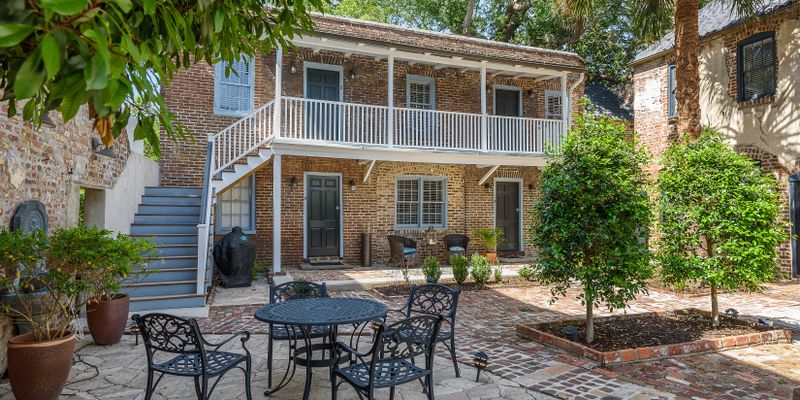 Charleston Apartment: 46 Queen St