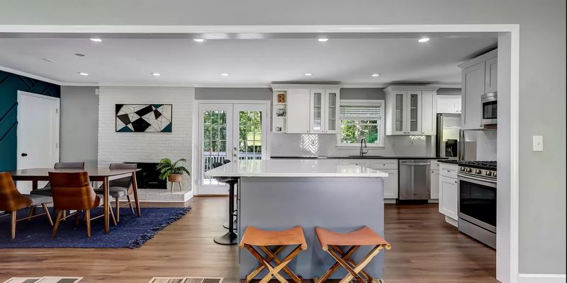 Doraville House: 6858 Lockridge Dr NW