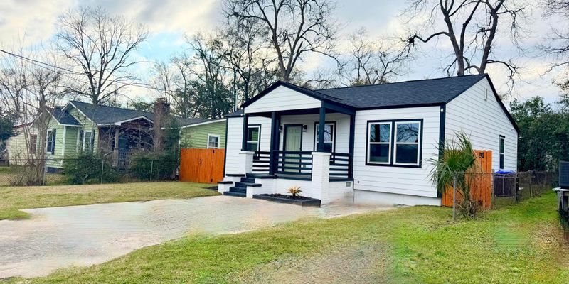North Charleston House: 2136 Commander Rd