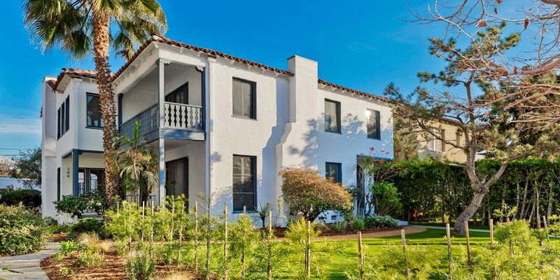 Los Angeles Apartment: 744 South Mansfield Avenue