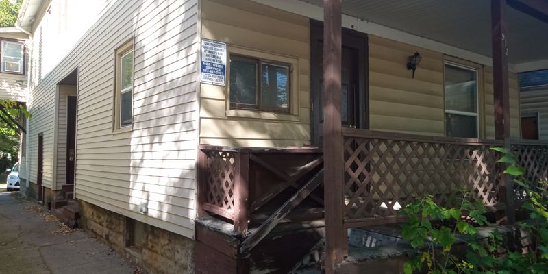 Lansing Apartment: 917 Seymour Avenue