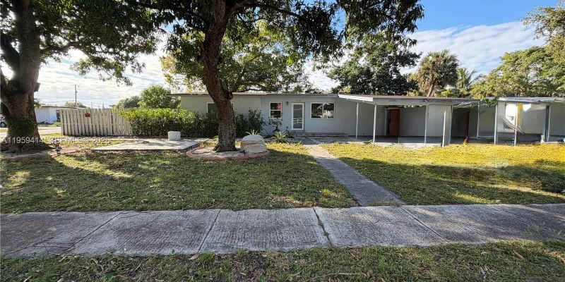 Plantation House: 4210 SW 10th St