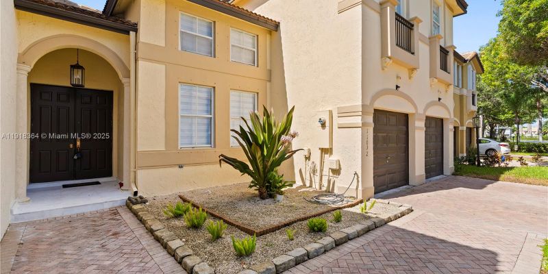 Doral House: 11032 NW 48th Ln