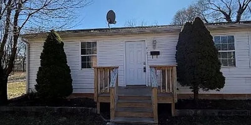 Front Royal House: 213 Laurel St