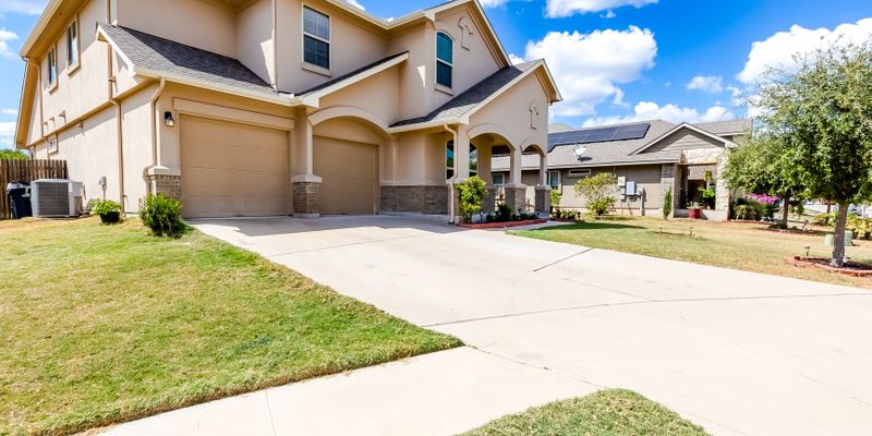 Leander House: 1549 Hamiltons Wy