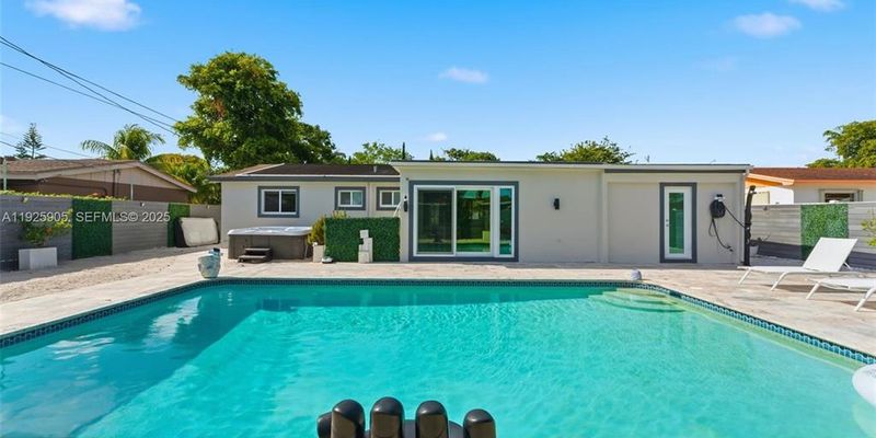 Hollywood House: 251 N 71st Ave