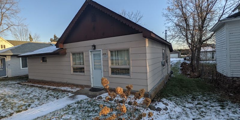 Hayward House: 15921 W 3rd St