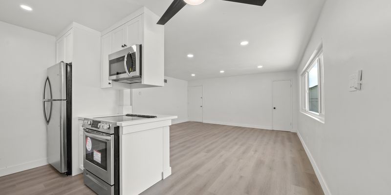 Long Beach Apartment: 3444 E Wilton St