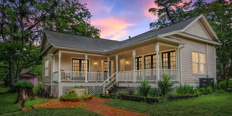 Bellville House: 806 E Main St