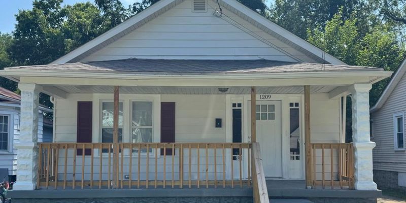 Louisville House: 1209 S 41st St