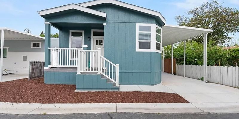 Windsor House: 153 Bari Ln